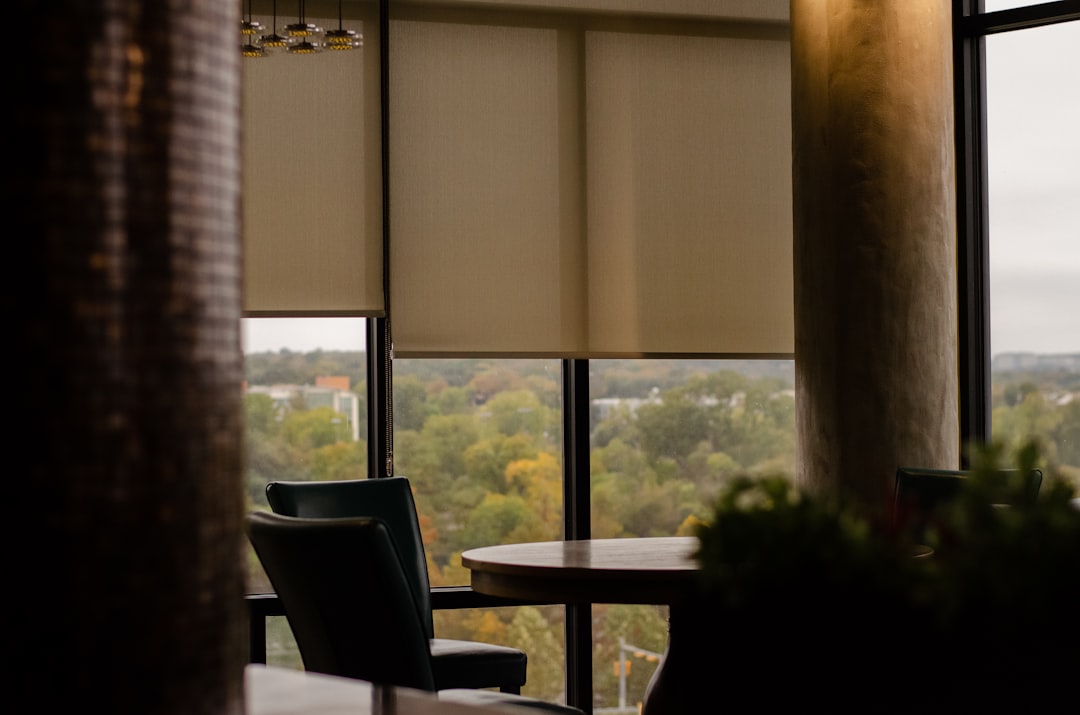 a-table-and-chairs-in-a-room-eyhmdoiqpcq